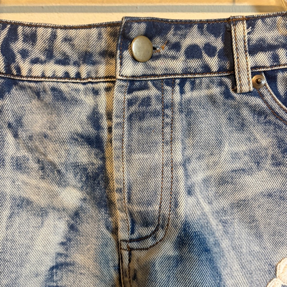 RAGA Boho Festival Shorts Size S Crochet Lace Trim Fray Hem Light Acid Wash NWT - Picture 5 of 10